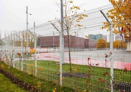 Козырек из панелей над барьером